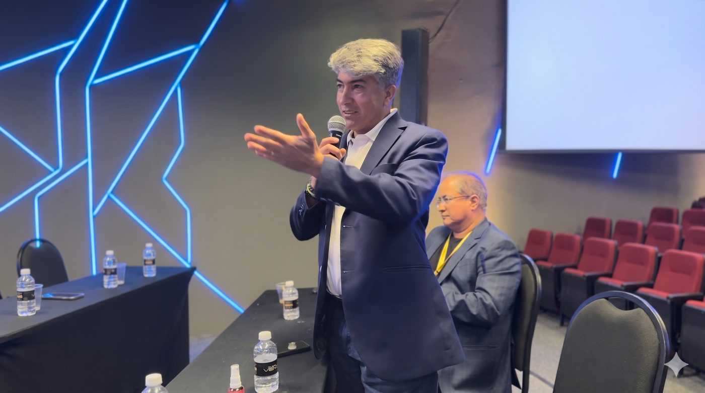 Sérgio Rezende palestrando em evento